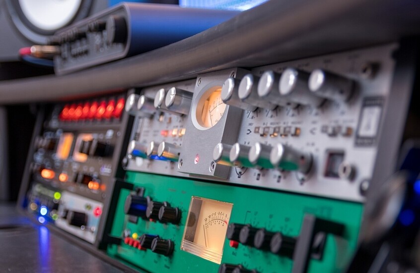 "غامضة ومشفرة وفيها اسم دولة".. "راديو يوم القيامة" يبث رسالته السادسة