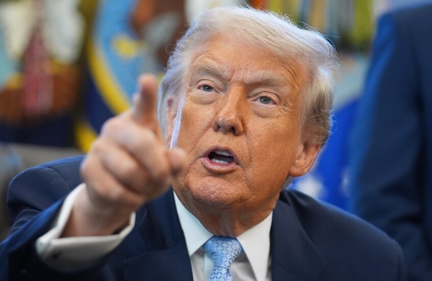 الرئيس الأمريكي يخفي مجددا الكدمة الزرقاء أمام عدسات الكاميرا (صور + فيديو)