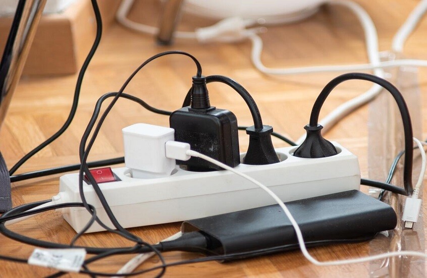 ما عواقب ترك الشاحن موصولا بالكهرباء؟