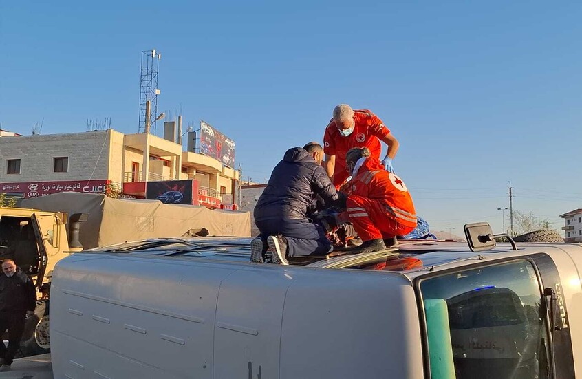 لبنان.. إصابة عشرات التلاميذ جراء اصطدام "فان" بحافلة طلاب (فيديو)