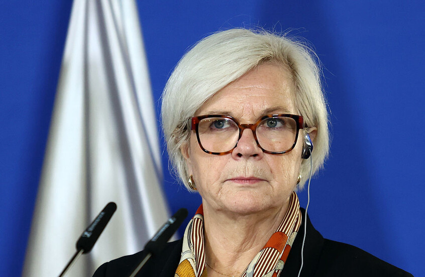 وزيرة الدفاع الفرنسية تخلط بين اسمي زيلينسكي ورسام كاريكاتور بمجلة شارلي إبدو الشهيرة (فيديو)