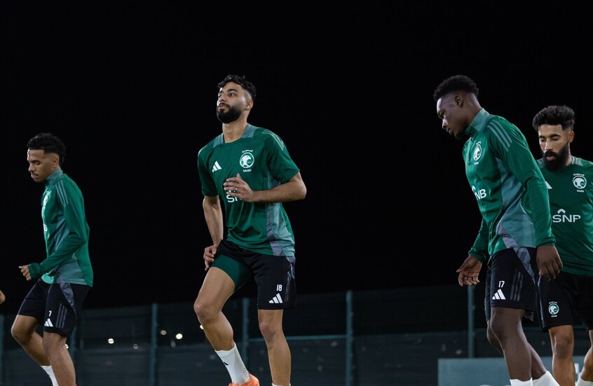 الموعد والقنوات الناقلة لمباراة السعودية والجزائر