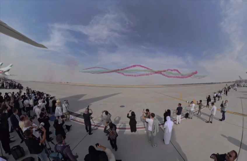 فرسان الإمارات يبهر زوار معرض دبي للطيران بعرض جوي ساحر