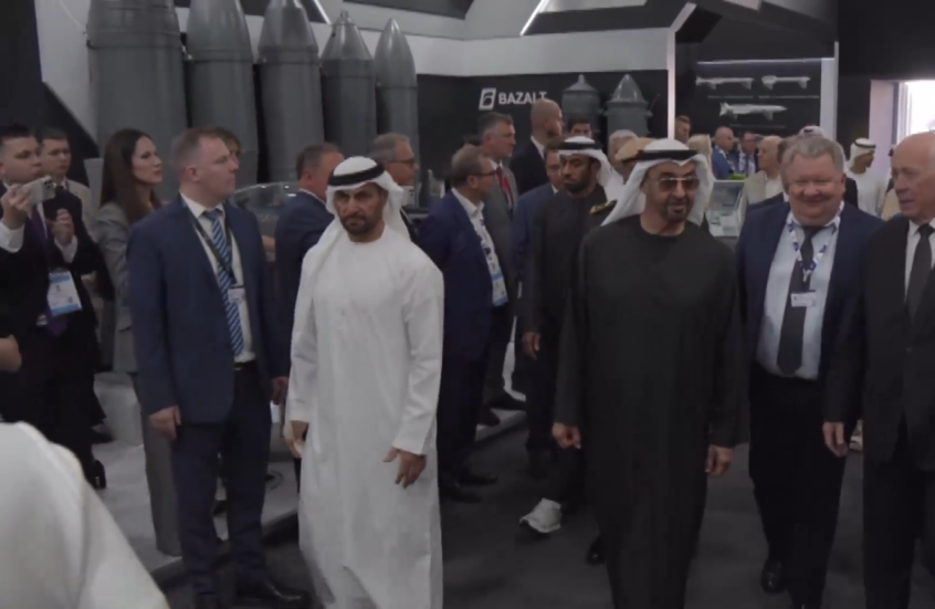 رئيس الإمارات يزور الجناح الروسي في معرض دبي للطيران 2025