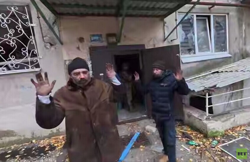 القوات الروسية تأسر جنديين أوكرانيين متنكرين في ملابس مدنية في كراسنوارميسك (فيديو)