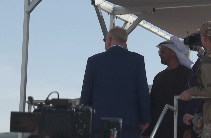 محمد بن زايد آل نهيان يطلع على المقاتلة الروسية "سو-57 إي" الجديدة بظهورها في الشرق الأوسط لأول مرة