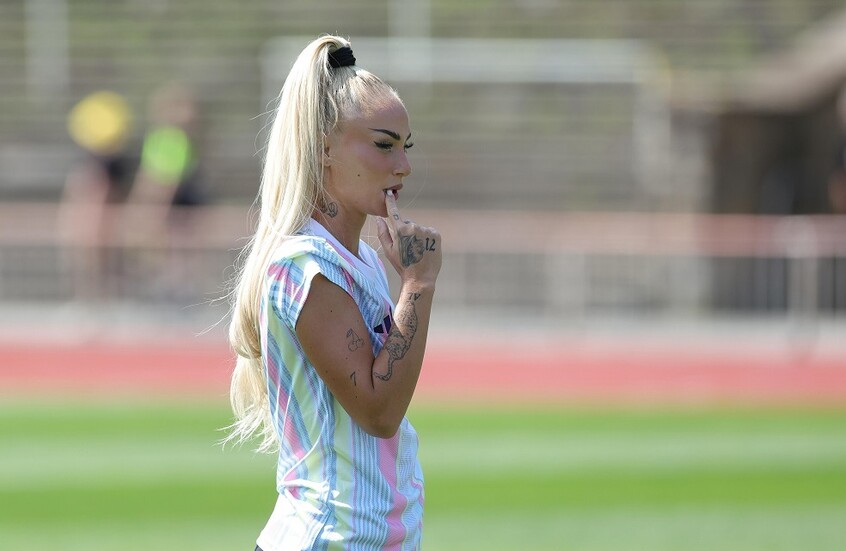 بعد سرقة منزلها.. اللاعبة الحسناء أليشا ليمان تتوجه للصوص بطلب غريب  (فيديو)