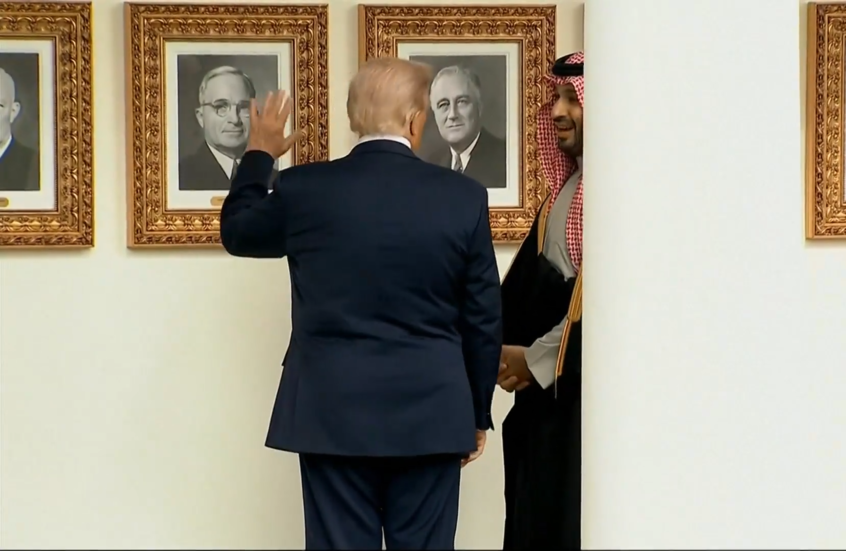 ترامب يصطحب ولي العهد السعودي شخصيا في جولة داخل البيت الأبيض