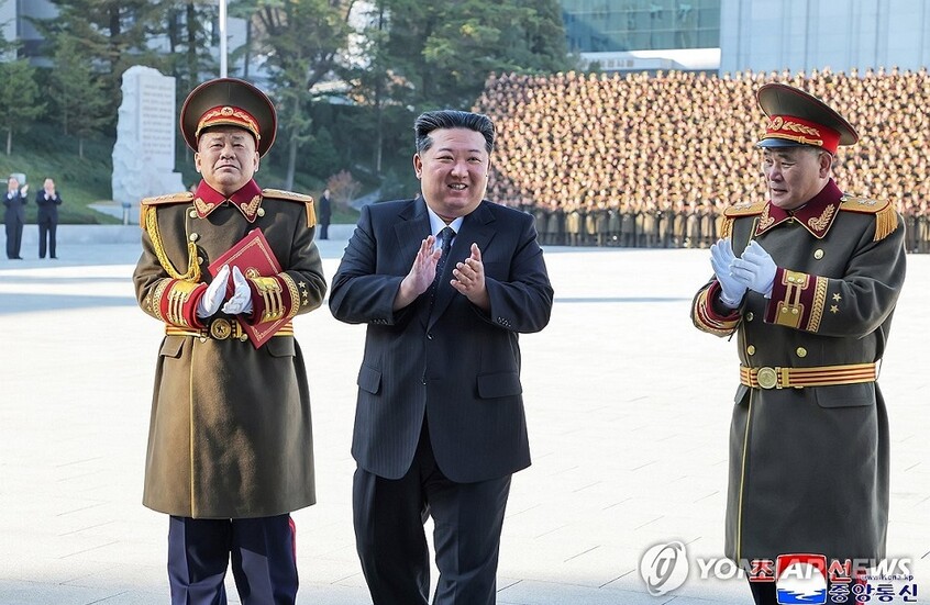 كيم جونغ أون يجري زيارات إلى وزارات الأمن العام وأمن الدولة والهيئات القضائية (صور)