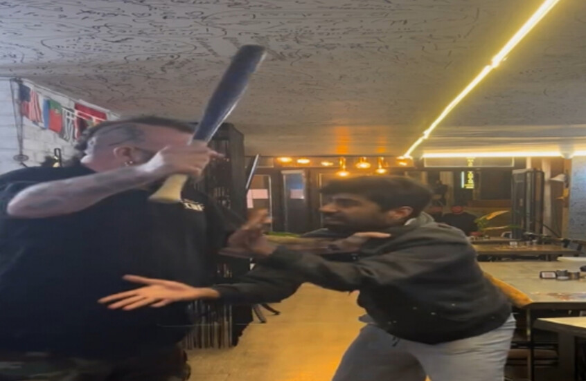 "مؤثر" تركي يعتدي بوحشية على عامل إيراني في مطعمه (فيديو)