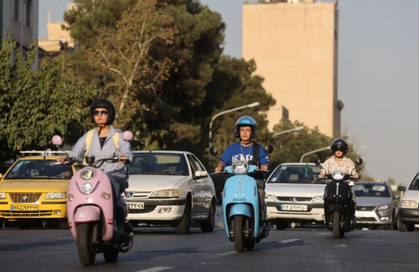 إيران: إصدار رخص قيادة الدراجات النارية للنساء لا يواجه أي منع قانوني