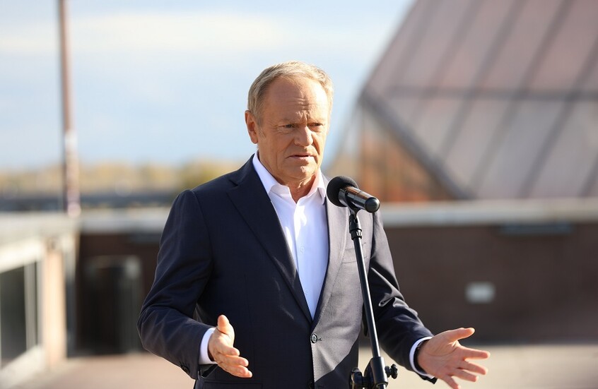 توسك يطالب زيلينسكي بمعلومات عن الأوكرانيين المتورطين في تخريب سكة حديد ببولندا