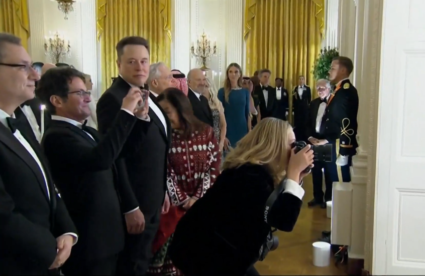 شاهد.. تصرف مفاجئ من ترامب تجاه إيلون ماسك أثناء عشاء على شرف ولي العهد السعودي يثير تفاعلا