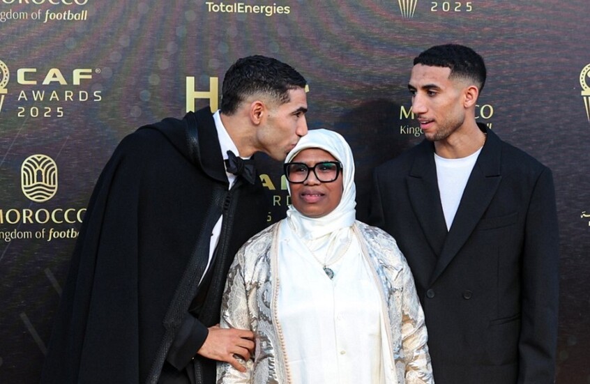 شاهد.. أشرف حكيمي يصل إلى حفل جوائز الكاف على "سكوتر" مع والدته