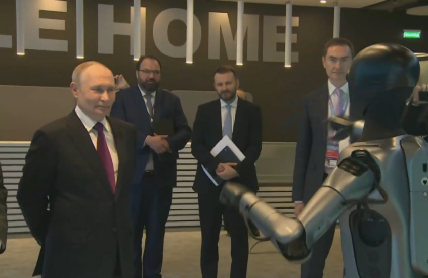 أول روبوت روسي يشبه الإنسان يؤدي رقصة أمام بوتين