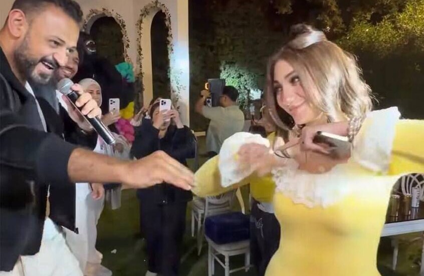 هل الفستان "الفاضح" هو السبب؟.. طلاق المطرب المصري عصام صاصا وزوجته يثير ضجة في مصر