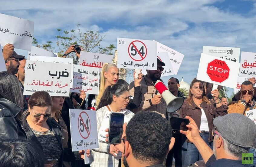 صحفيو تونس ينتفضون في القصبة.. مطالب عاجلة لإنقاذ المهنة (فيديو )