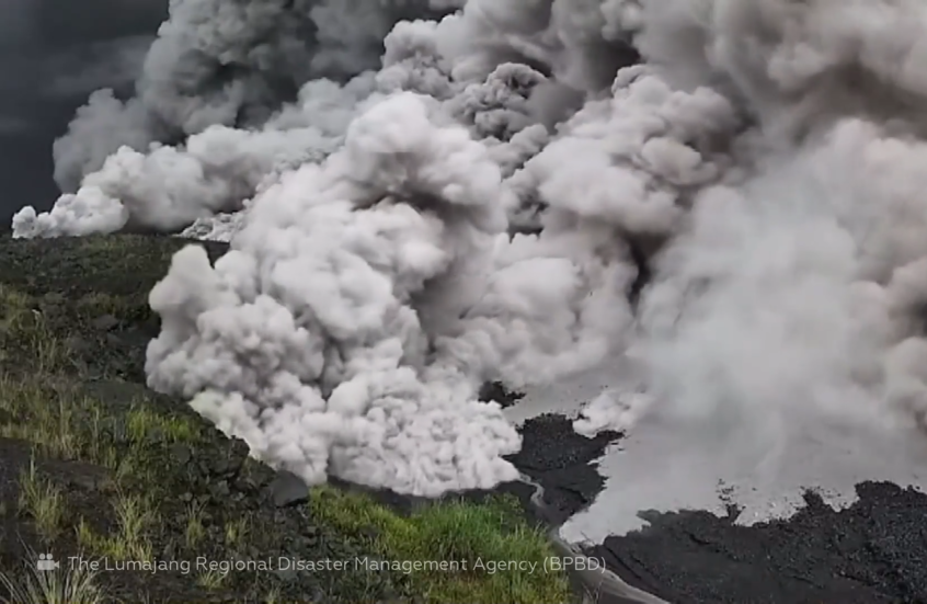 سحابة دخان ضخمة تتصاعد إلى ارتفاع كيلومترين مع ثوران بركان سيميرو في إندونيسيا