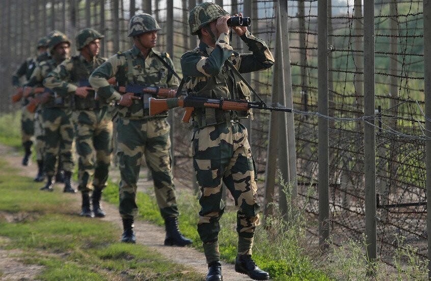 باكستان تمدد حظر تحليق الطائرات الهندية في مجالها الجوي