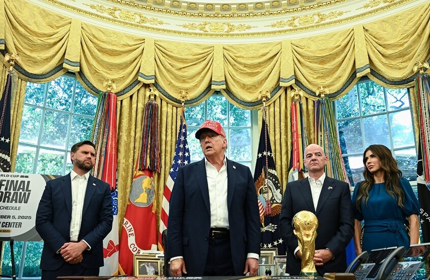 دولة تتأهل رسميا إلى كأس العالم.. لكن ترامب قد يمنع جمهورها من حضور المونديال!