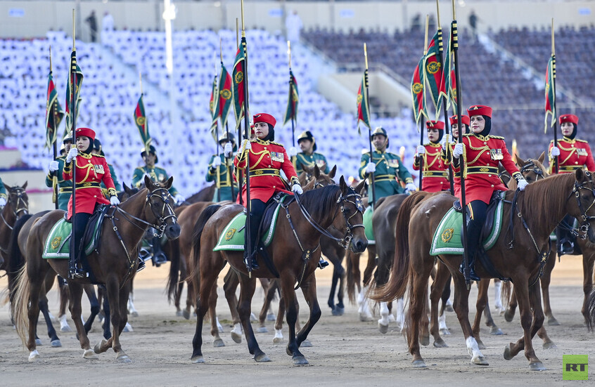في اليوم الوطني.. سلطان عمان يرعى العرض العسكري الكبير (صور + فيديو)