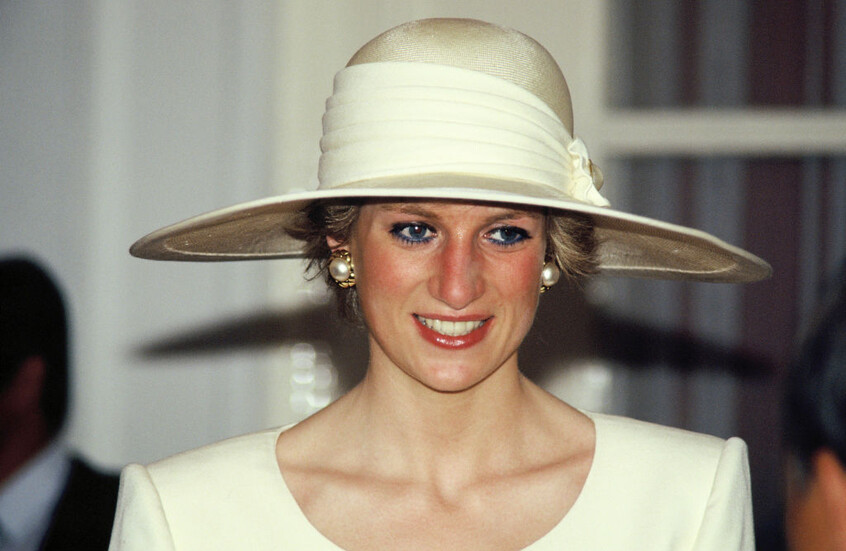 بعد 28 عاما..الأميرة ديانا "تصل" متحف غريفين في باريس مرتدية "فستان الانتقام" (صور)