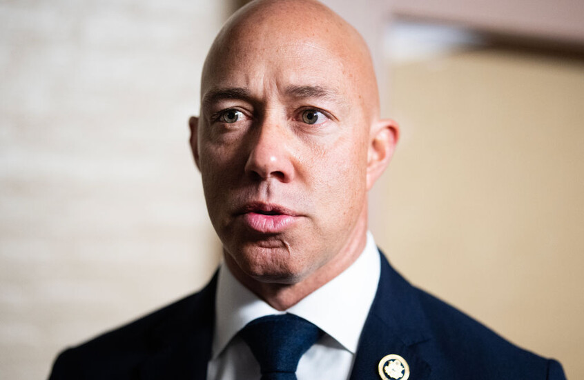 آخر معارضي رفع قانون قيصر عن سوريا يتراجع بشروط