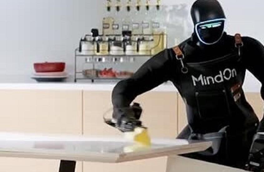 شركة ناشئة صينية تكشف عن روبوت شبيه بالإنسان يتقن أداء وظائف منزلية مختلفة (فيديو)