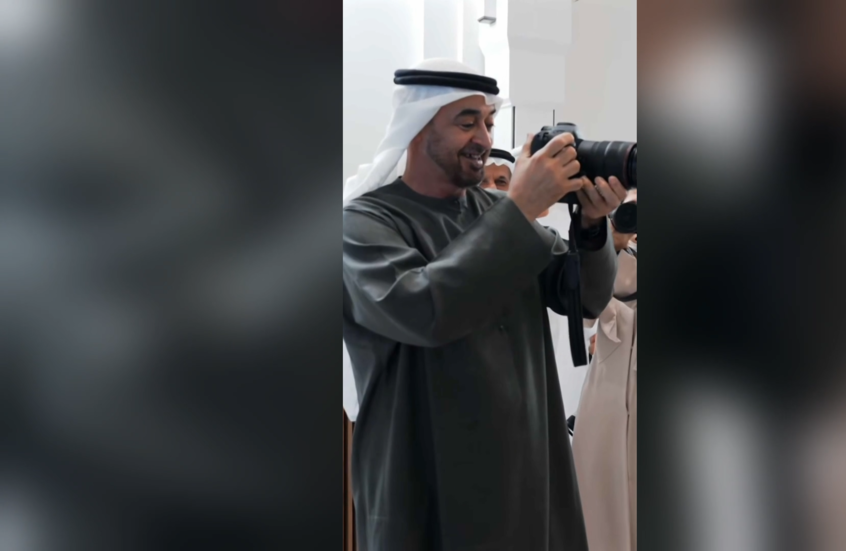 رئيس الإمارات يفاجئ مصورا أثناء استقباله رئيس الوزراء الكندي بصورة تذكارية