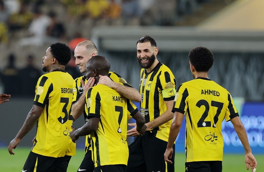 شاهد.. الاتحاد يهزم الرياض بهدف "كوميدي غريب"