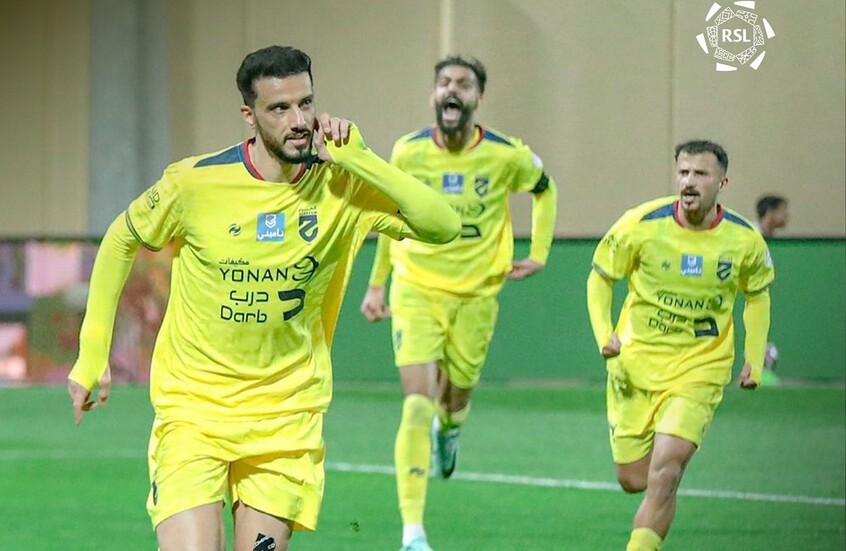 فيديو.. عمر السومة يستفز جماهير الخلود باحتفاله بهدف الفوز