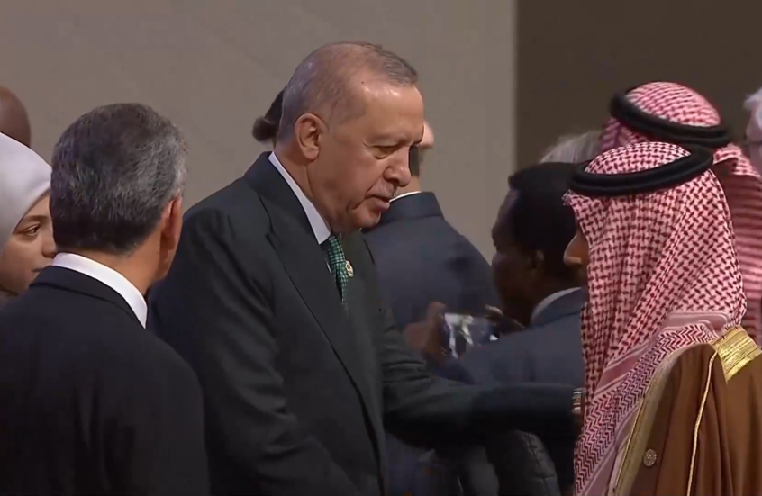 مشهد عفوي بين أردوغان ووزير خارجية السعودية في قمة العشرين