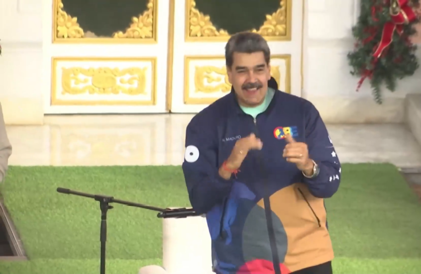 على خلفية تهديدات ترامب.. مادورو يرقص الرومبا على أنغام "لا للحرب نعم للسلام"