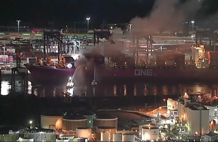 اندلاع حريق على متن سفينة تحمل مواد خطرة راسية في ميناء لوس أنجلوس