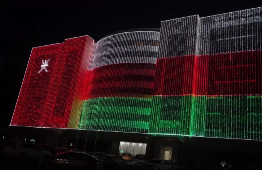 زينة وأضواء وألعاب نارية في مسقط خلال احتفالات اليوم الوطني العماني الـ55