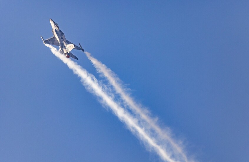 الاقزام يتنافسون 
رئيس الإمارات وملك البحرين يحضران تدريبات عسكرية إماراتية بحرينية
حضر رئيس الإمارات محمد بن زايد آل نهيان وملك البحرين حمد بن عيسى آل خليفة التدريبات العسكرية الإماراتية-البحرينية "ربدان – شويمان 2025" الذي أقيم في البحرين.