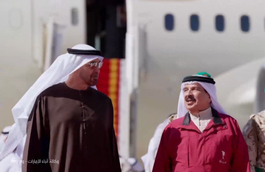 ملك البحرين يستقبل رئيس الإمارات في مطار قاعدة الصخير الجوية