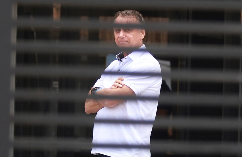 بولسونارو يعترف بمحاولته نزع سواره الإلكتروني وسط شبهات بمحاولته الفرار