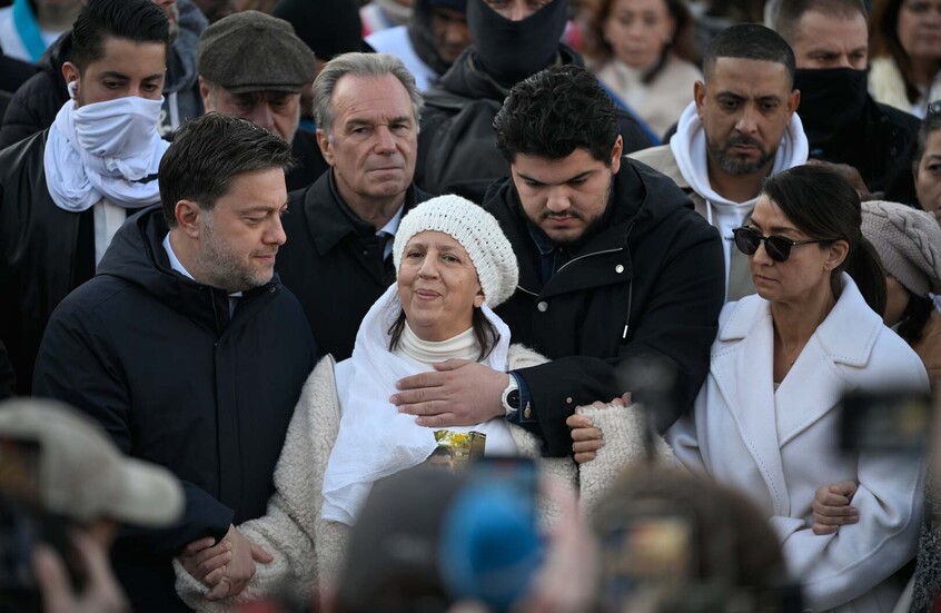 فرنسا.. آلاف المتظاهرين يطالبون بالعدالة بعد اغتيال شقيق ناشط مناهض للمخدرات (فيديو)