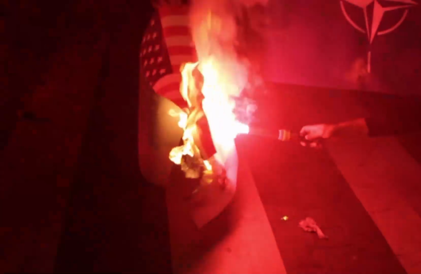 مدريد.. متظاهرون يحرقون العلمين الأمريكي والإسرائيلي ويردون هتافات مؤيدة لفلسطين