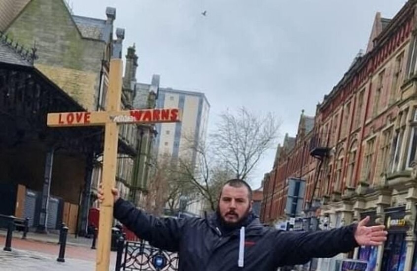 واعظ مسيحي يعتزم مقاضاة الشرطة بعد اعتقاله 16 مرة بسبب المتظاهرين المسلمين مع فلسطين