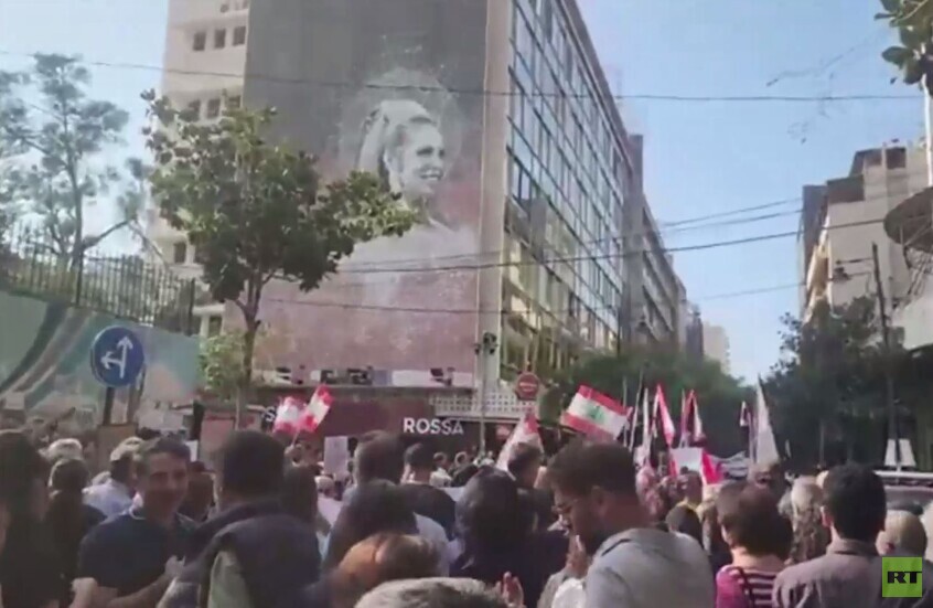 بيروت.. انطلاق مسيرة في شارع الحمرا استنكارا لاستمرار الاعتداءات الإسرائيلية على لبنان