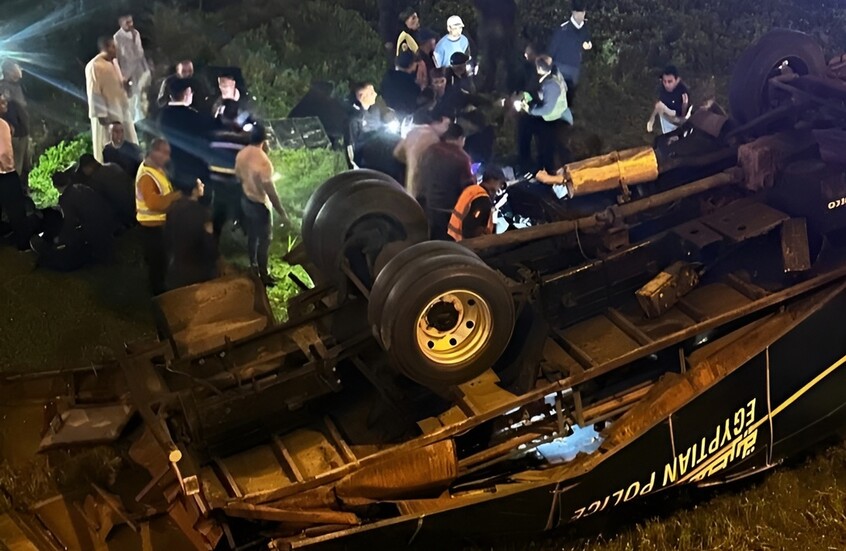 مصر.. انقلاب مروع لسيارة ترحيلات شرطة تحمل 22 فردا