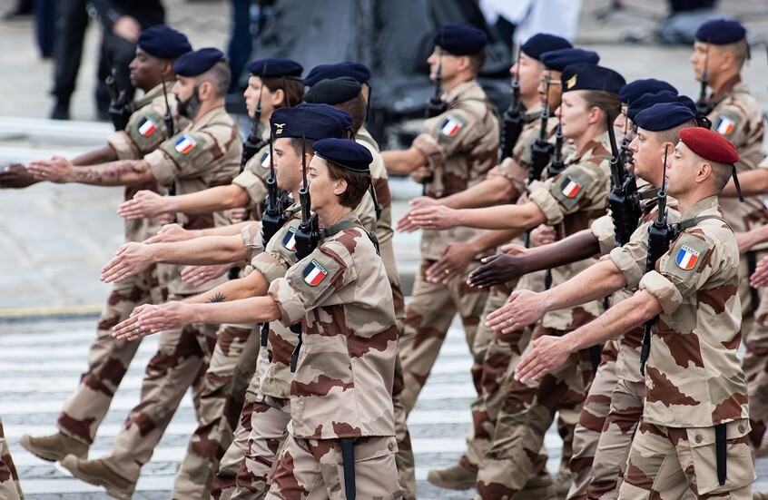 فرنسا.. نجل ساركوزي يقدم اقتراحا لافتا لإلزام المهاجرين بالخدمة العسكرية