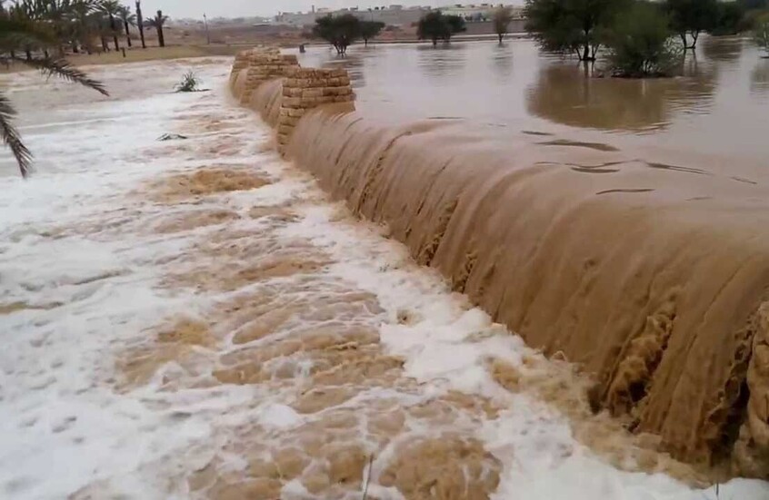 مصر.. سيول عنيفة تضرب منطقتين (فيديو)