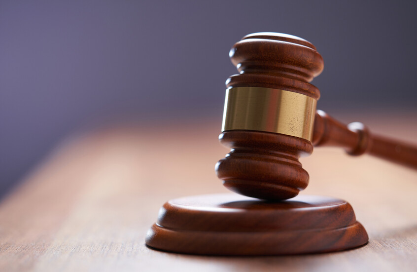 "تعيين المدعية باطل".. قرار قضائي أمريكي يُسقط تهما جنائية ضد خصمي ترامب