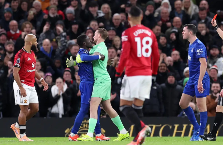 بعد الطرد التاريخي.. أول تعليق من نجم إيفرتون على اشتباكه مع زميله (فيديو- صورة)