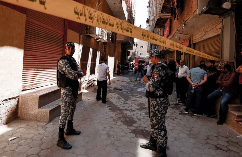 خليجي يمثل جريمة قطعه العضو الذكري لصديقه المصري وقتله