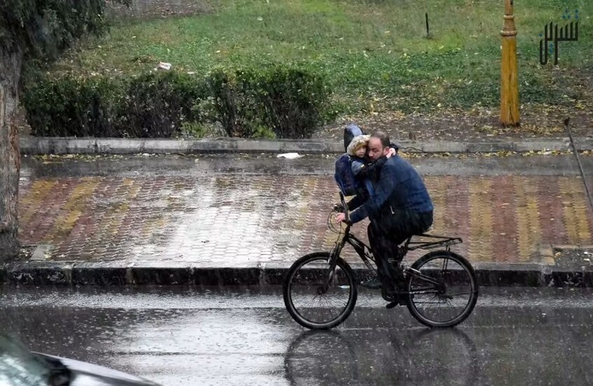 أمطار غزيرة تسقط على مناطق متفرقة من سوريا.. وتساهم في إخماد حرائق اللاذقية (فيديوهات + صور)