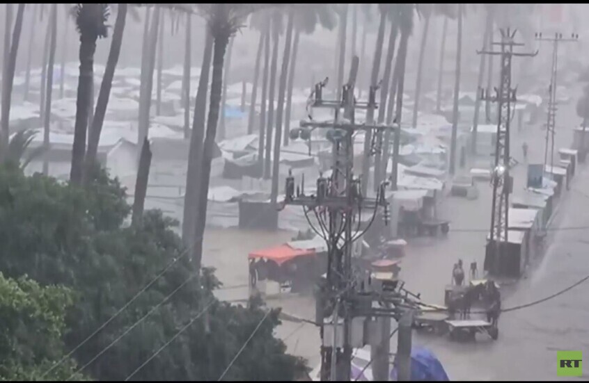 قطاع غزة.. أمطار غزيرة تغمر خياما قماشية مهترئة